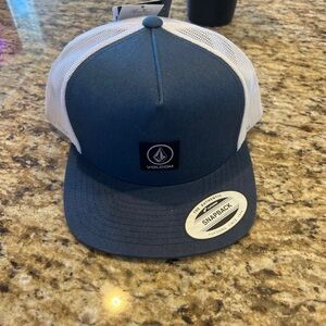 Youth volcom snap back. Brand new